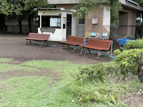 ターゲットバードゴルフ場ベンチ・物入れ付近